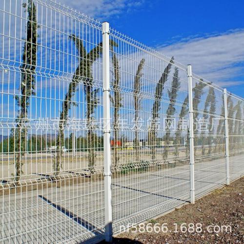 广州工厂现货1.8*3m绿色铁丝网护栏 定制菜地隔离双边丝护栏网
