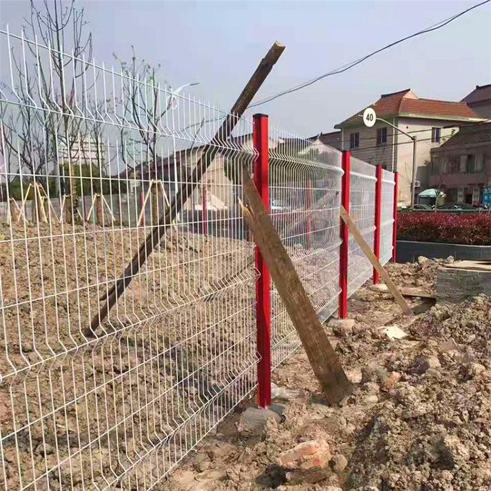 桃型柱护栏网,三折弯安全隔离防护栏网,工厂隔离护栏网产品优势