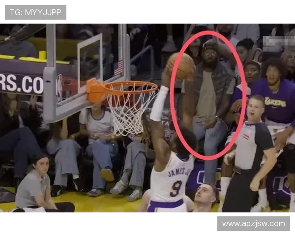 布朗运球失误 雷蒙精准抢断反击轻松上篮得分